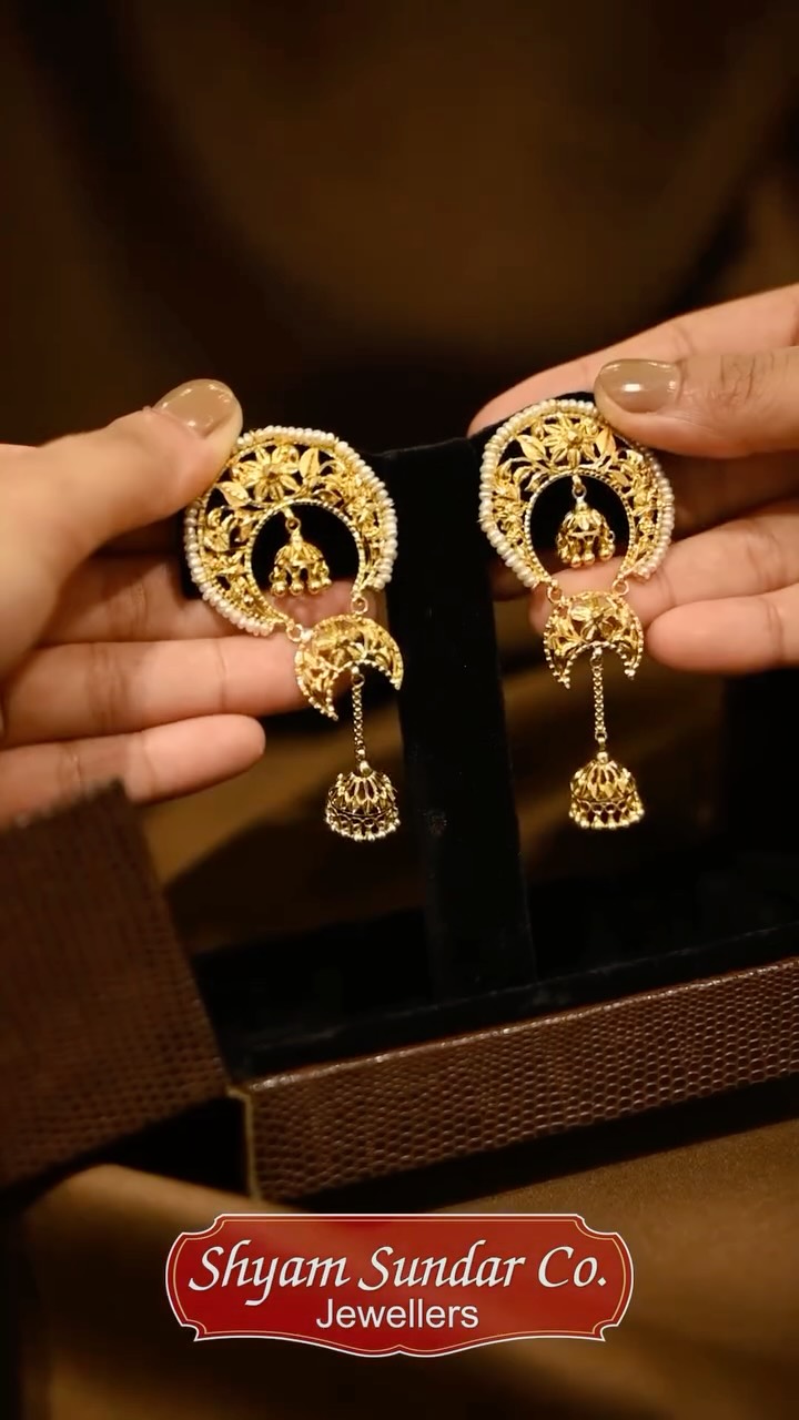 Gold Earrings
Jewellery that speaks for itself!

Adorn yourself with these exqui