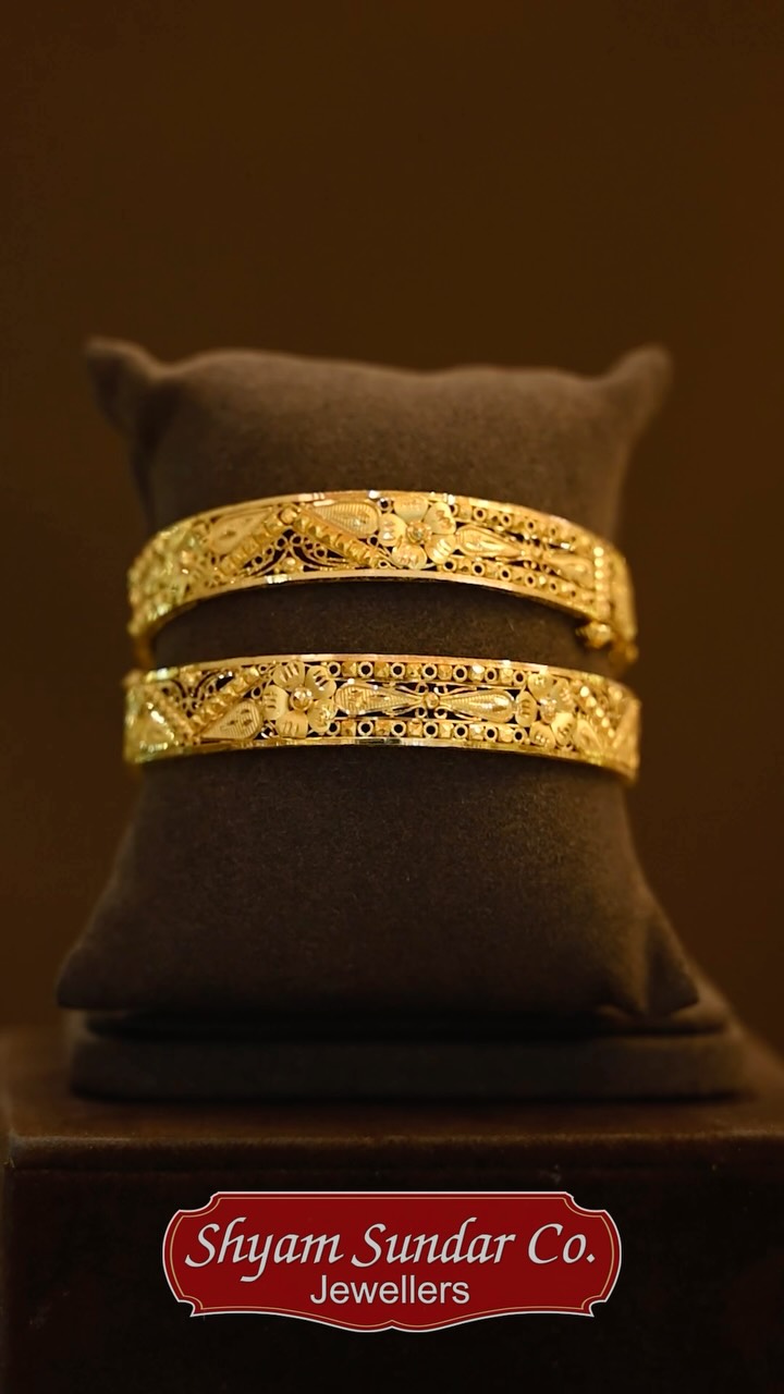 This exquisite Gold Chur showcases intricate floral motifs, delicate filigree wo
