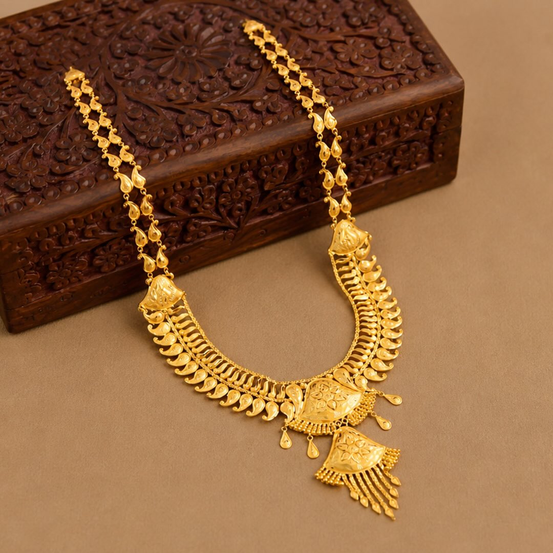 Grace in every curve, tradition in every detail.

This intricately designed gold