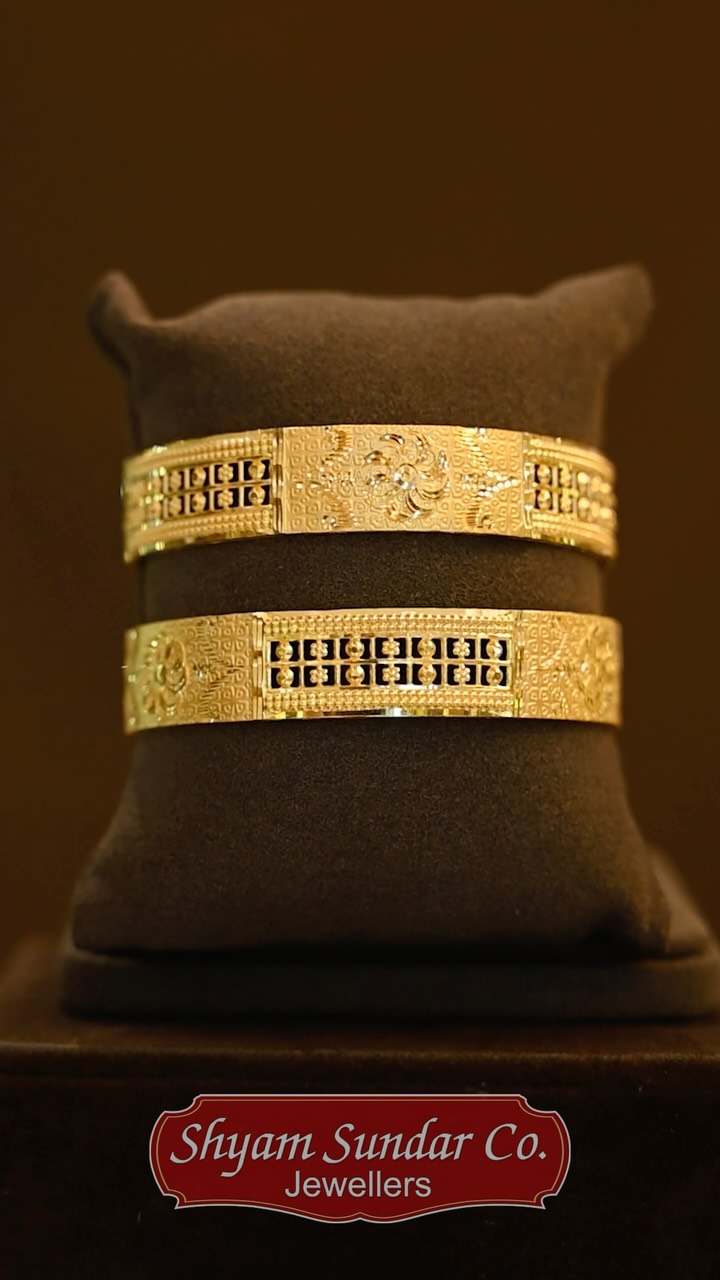Make every occasion more special with this exquisite Gold Chur, featuring intric
