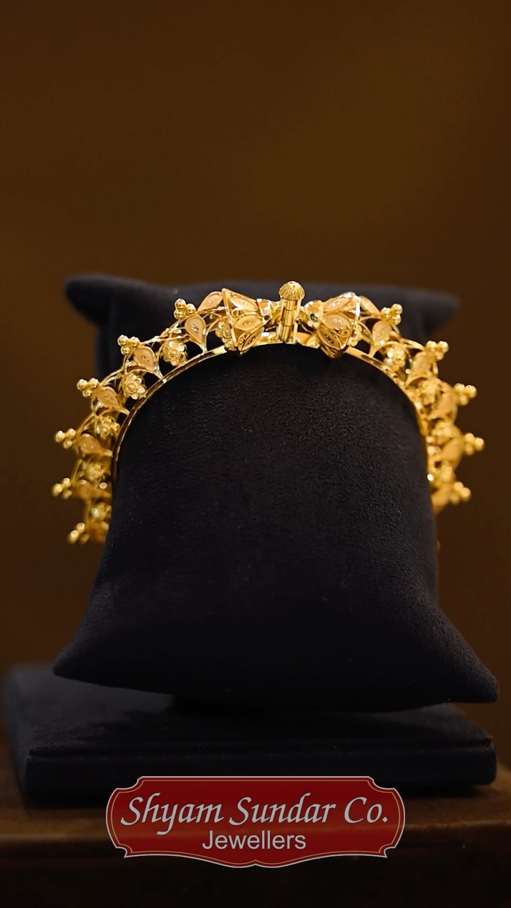 Gold Kankan

A stunning gold kankan featuring intricate cutwork motifs and delic