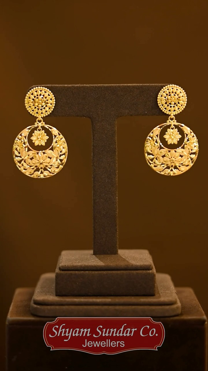 Gold Earrings
Adding to all the buzz about you

Intricately detailed floral moti